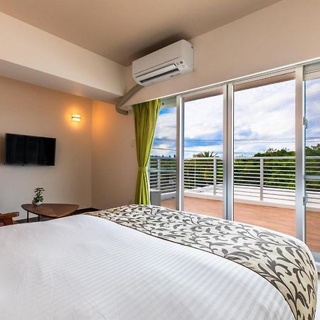 Mr Kinjo 万座ビーチ前 Aparthotel Onna Eksteriør bilde